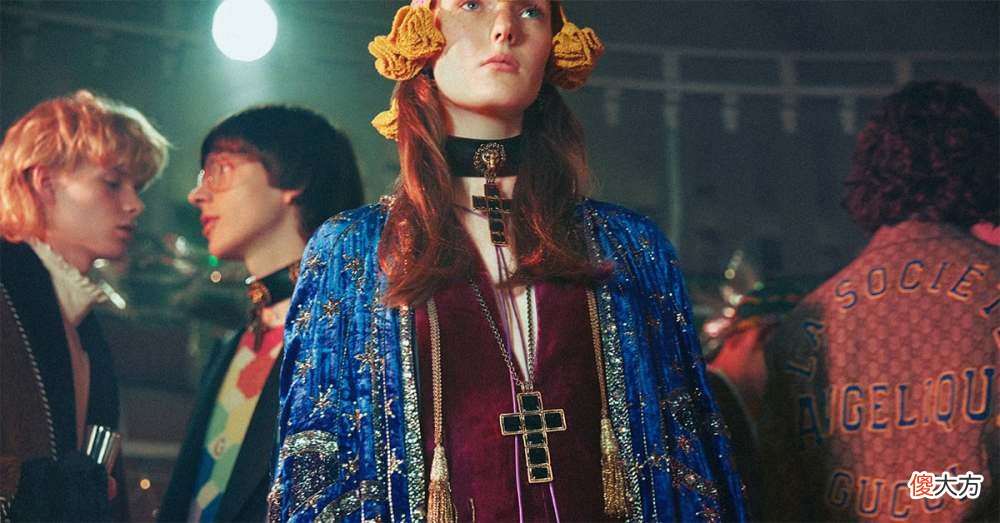 「是日美好事物」陪伴长夜的MOSCHINO泰迪熊灯，跨年派对必备的Gucci假日系列