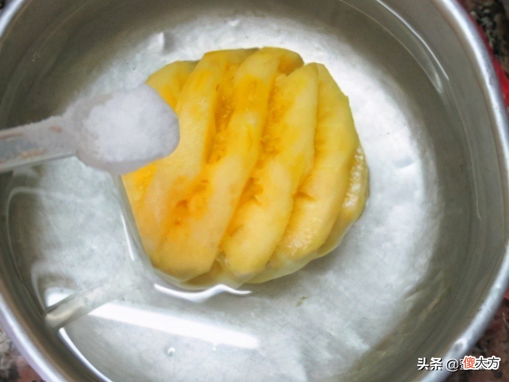 菠萝为什么要用盐水泡 菠萝为什么要用盐水泡才可以吃