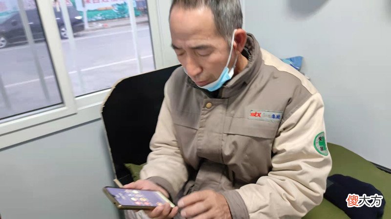 农民工不会用智能手机 年轻人不会用智能手机