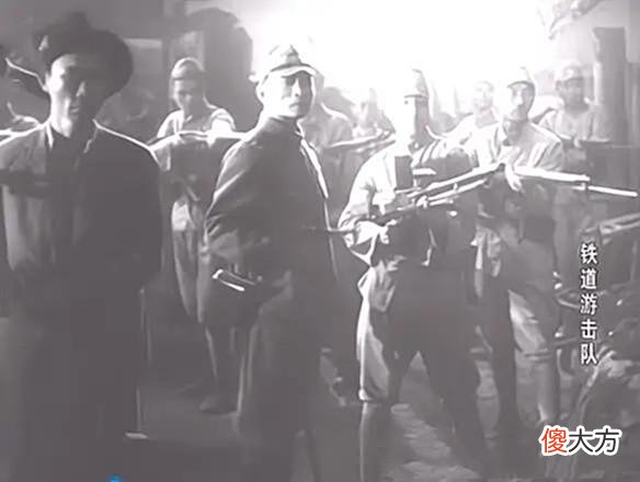 【爱历史】《铁道游击队》作者亲任电影编剧，为何会有日寇用国军装备的失误