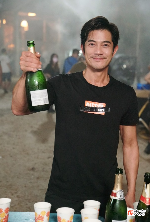 与古天乐在剧组开香槟 剧组为古天乐