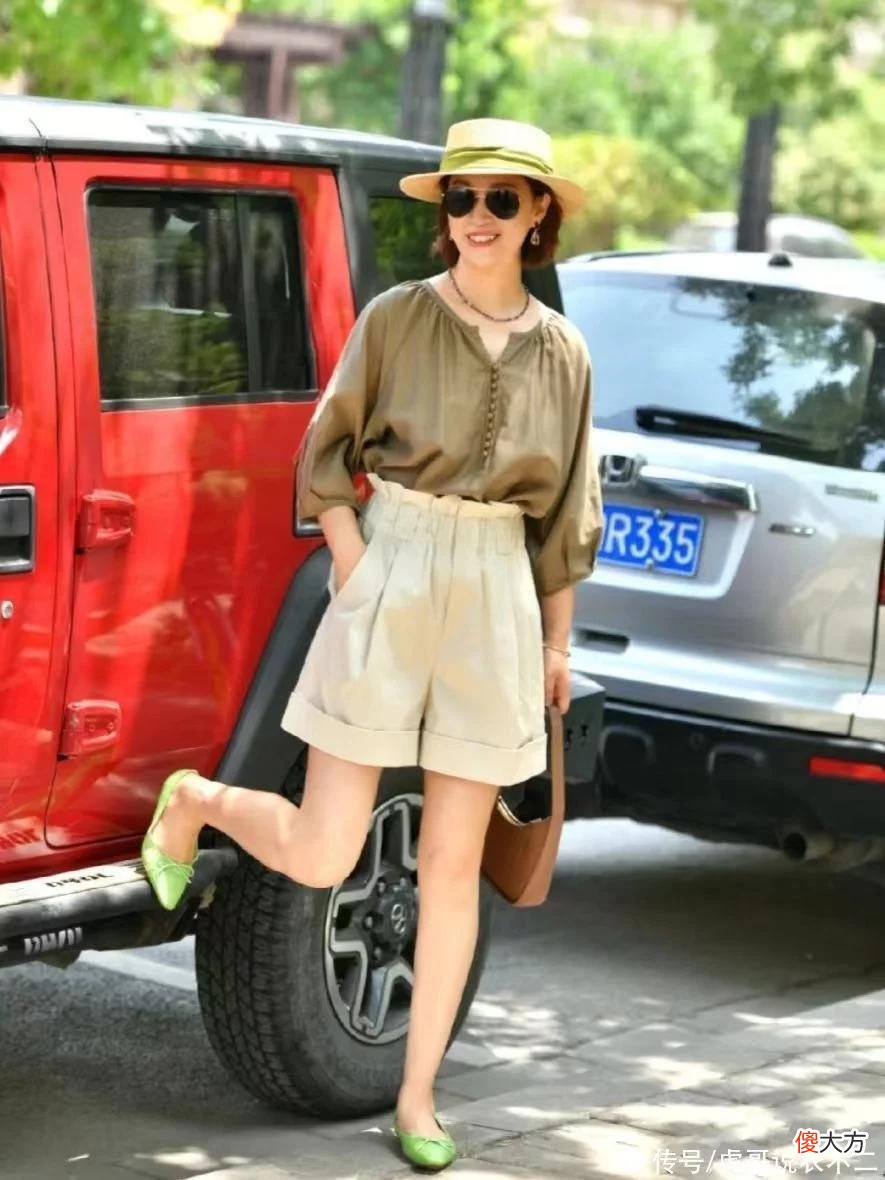 【时尚一点】女人到了50岁就要少穿露趾鞋，这几双“尖头鞋”更优雅，值得拥有