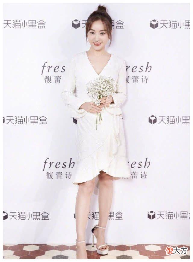 【时尚一点】38岁杨蓉穿白色天鹅绒裙子，少女感十足