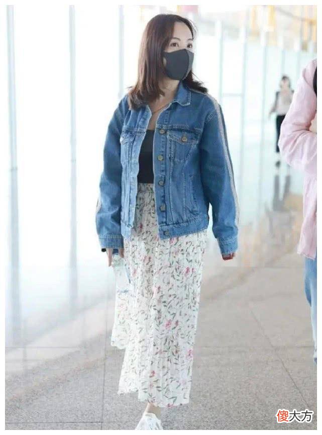 【时尚一点】38岁杨蓉穿白色天鹅绒裙子，少女感十足