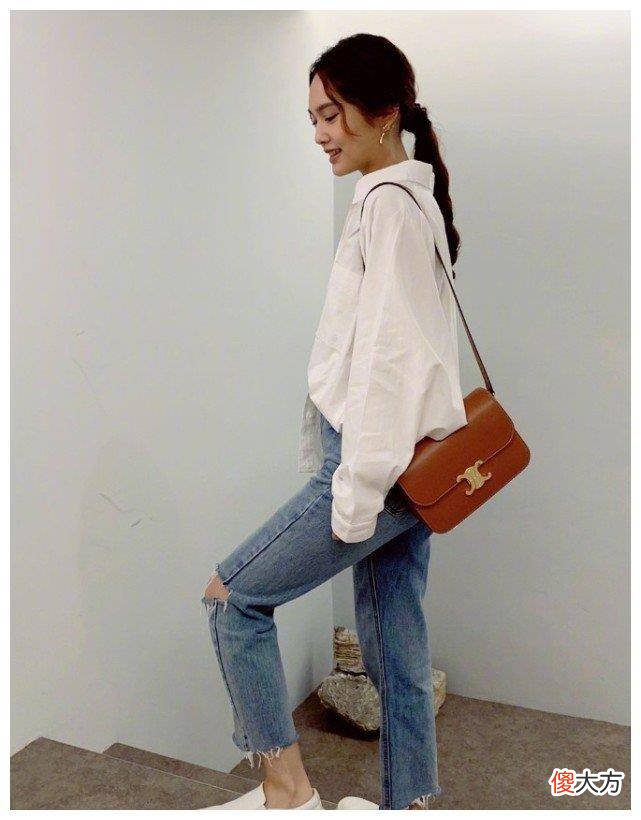 【就爱时尚】杨丞琳升级成李夫人后，白衬衫配牛仔裤，清新休闲，有少女感！
