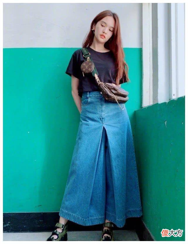 【就爱时尚】杨丞琳升级成李夫人后，白衬衫配牛仔裤，清新休闲，有少女感！