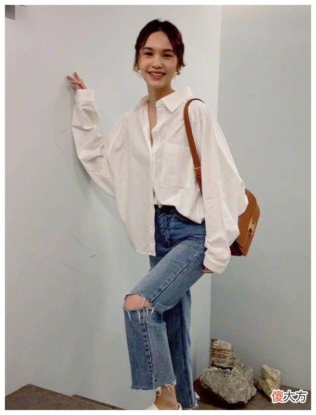 【就爱时尚】杨丞琳升级成李夫人后，白衬衫配牛仔裤，清新休闲，有少女感！