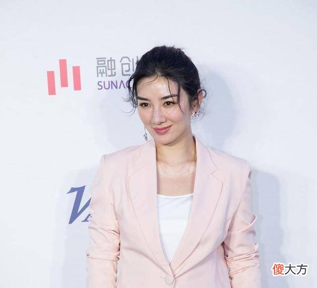 【就爱时尚】42岁黄奕越来越年轻了，裸粉套装干练自然，不失清新俏皮少女感