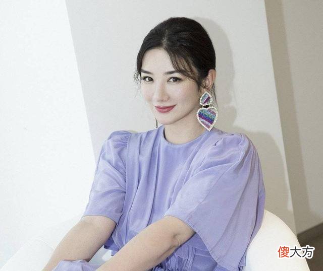 【就爱时尚】42岁黄奕越来越年轻了，裸粉套装干练自然，不失清新俏皮少女感