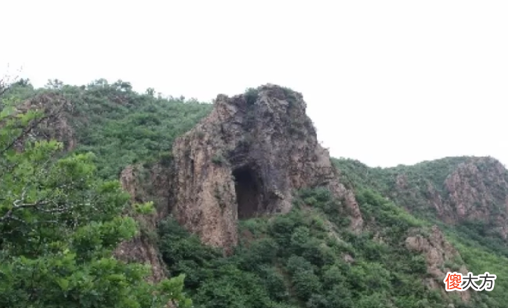 20多年前，河北隆化县，四位少年到山上玩，因为下雨躲进鸽子洞内，其中一人很奇怪