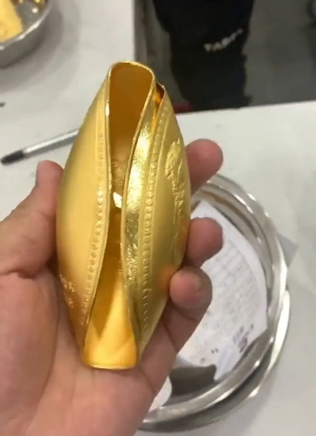 我手里拿的这个金碗重200多克，是一位男子相中的款式，他听别人说黄金很软
