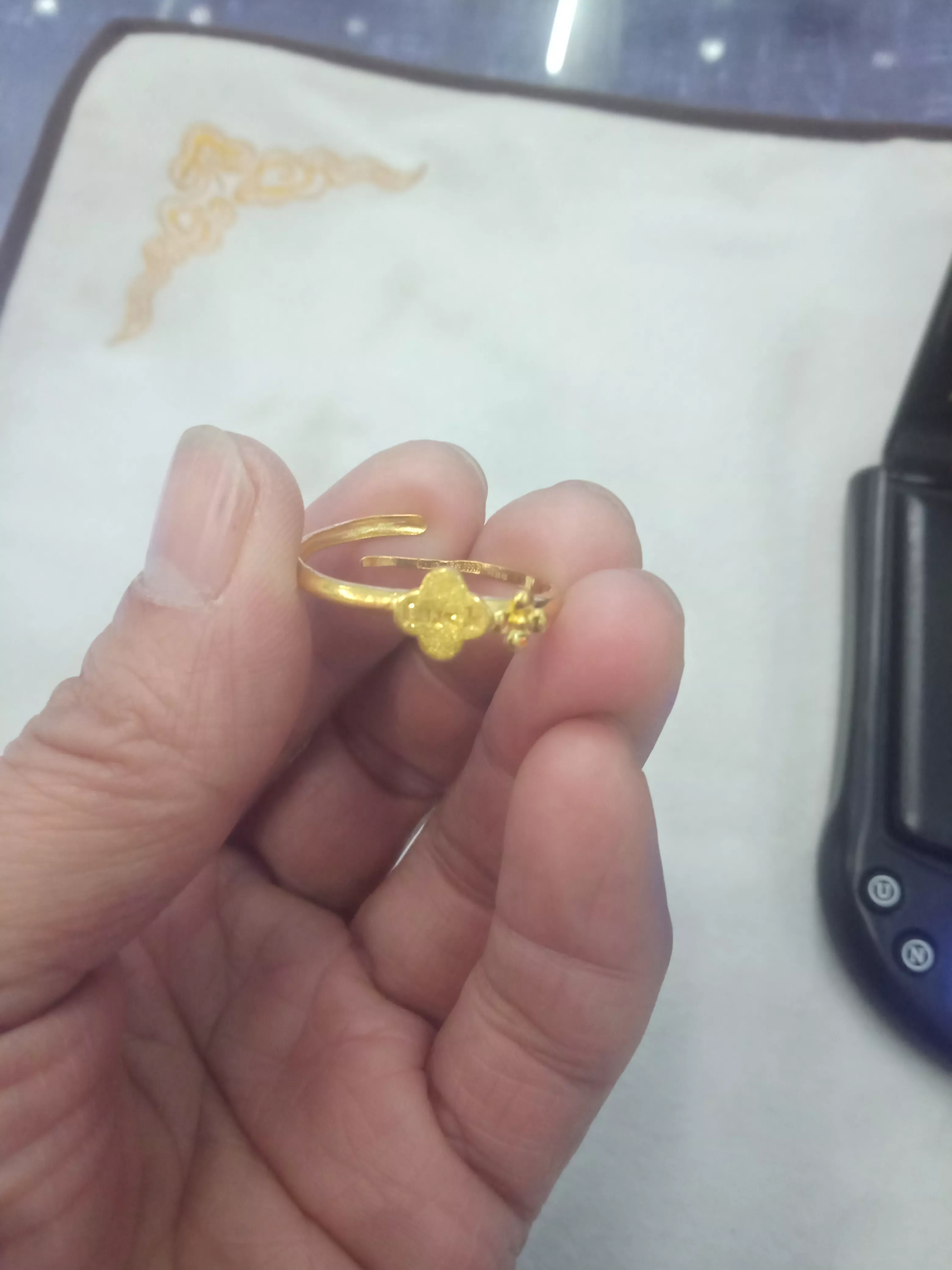 一枚结婚戒指 一位年轻漂亮的女士，拿来一枚小小的黄金戒指