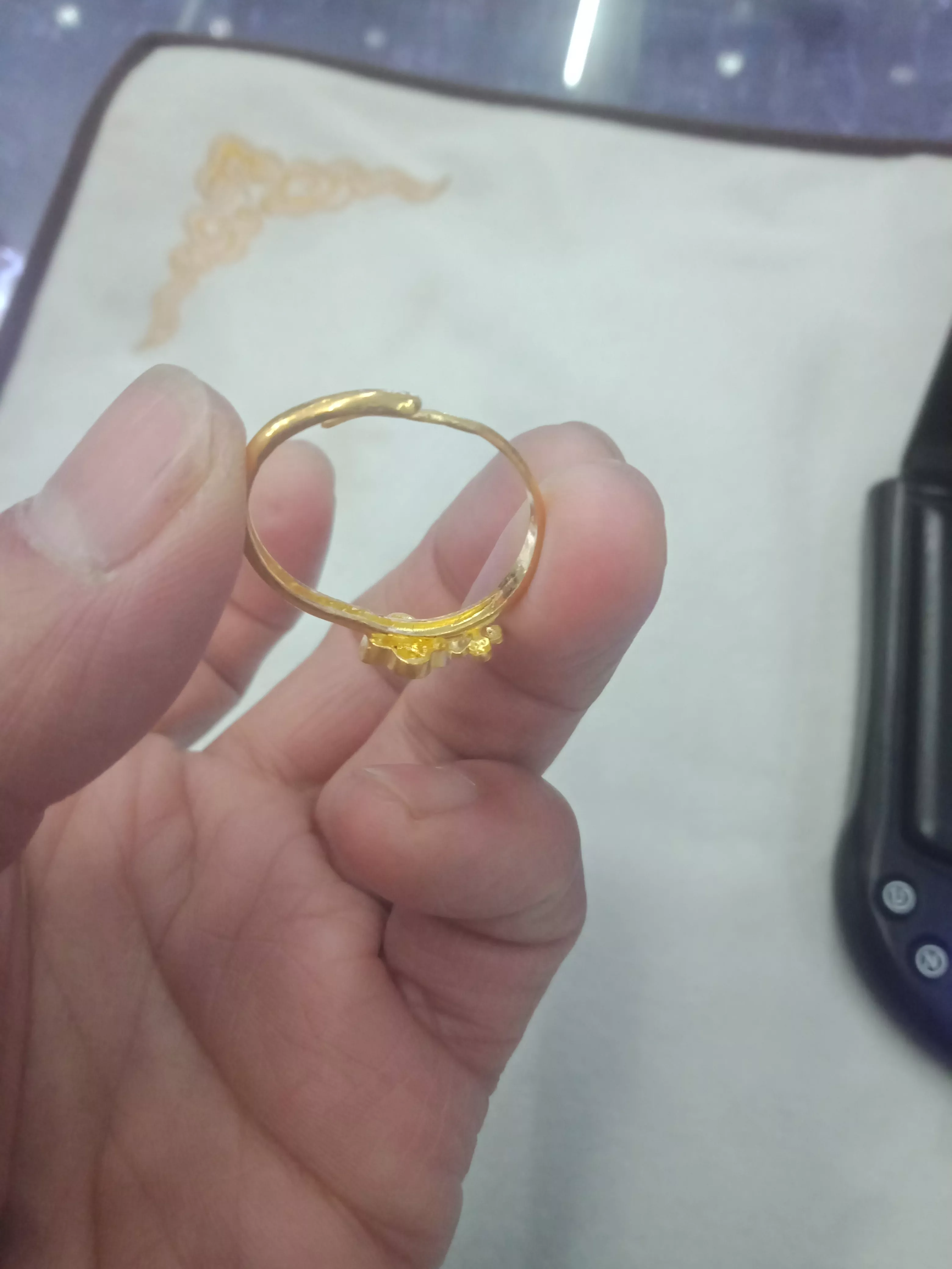 一枚结婚戒指 一位年轻漂亮的女士，拿来一枚小小的黄金戒指