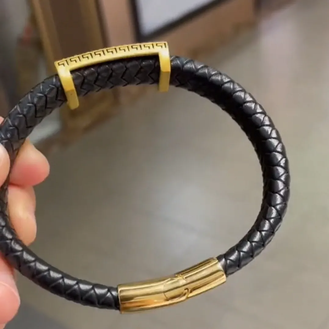 这个手串是我男朋友的，他当时买的也是花了好多钱，因为他现在出车祸在医院里