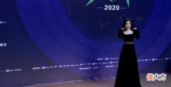 【时尚一点】娄艺潇同框李金铭拍照不停旋转抢镜头，优雅比美丽更难得