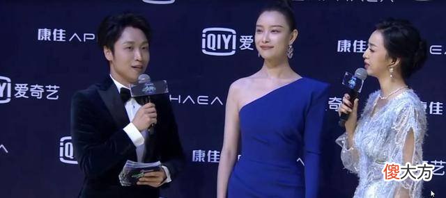 【时尚一点】娄艺潇同框李金铭拍照不停旋转抢镜头，优雅比美丽更难得