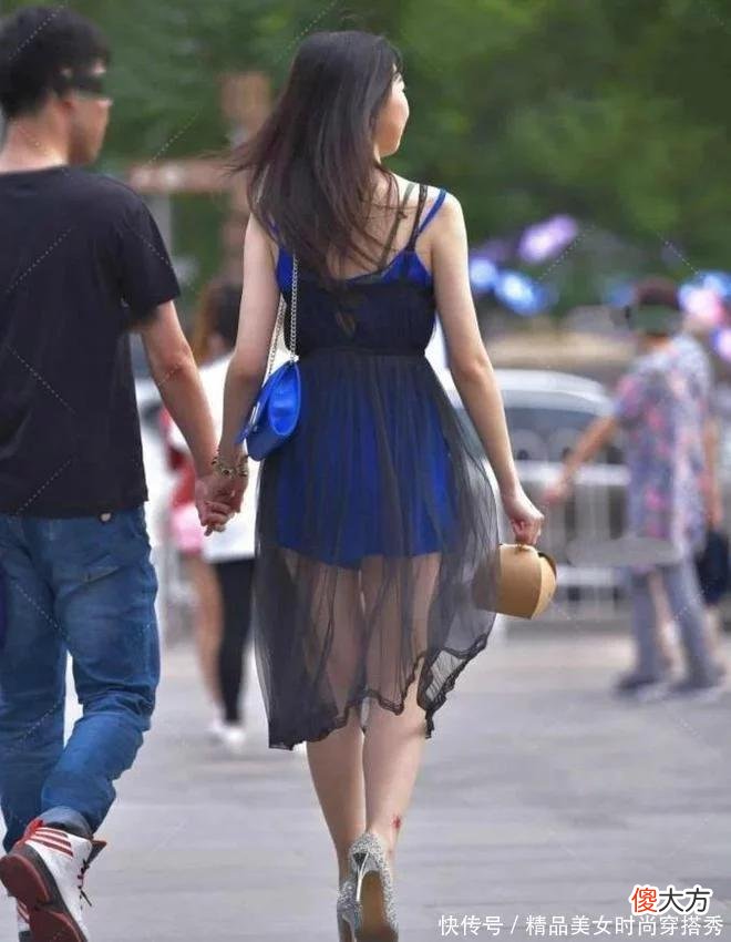 【就爱时尚】时尚女生真会穿，连衣短裤外搭黑色纱裙，轻盈舒适又雅致