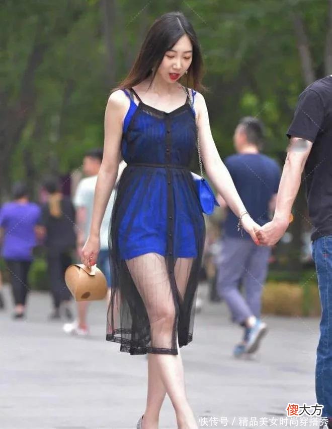 【就爱时尚】时尚女生真会穿，连衣短裤外搭黑色纱裙，轻盈舒适又雅致