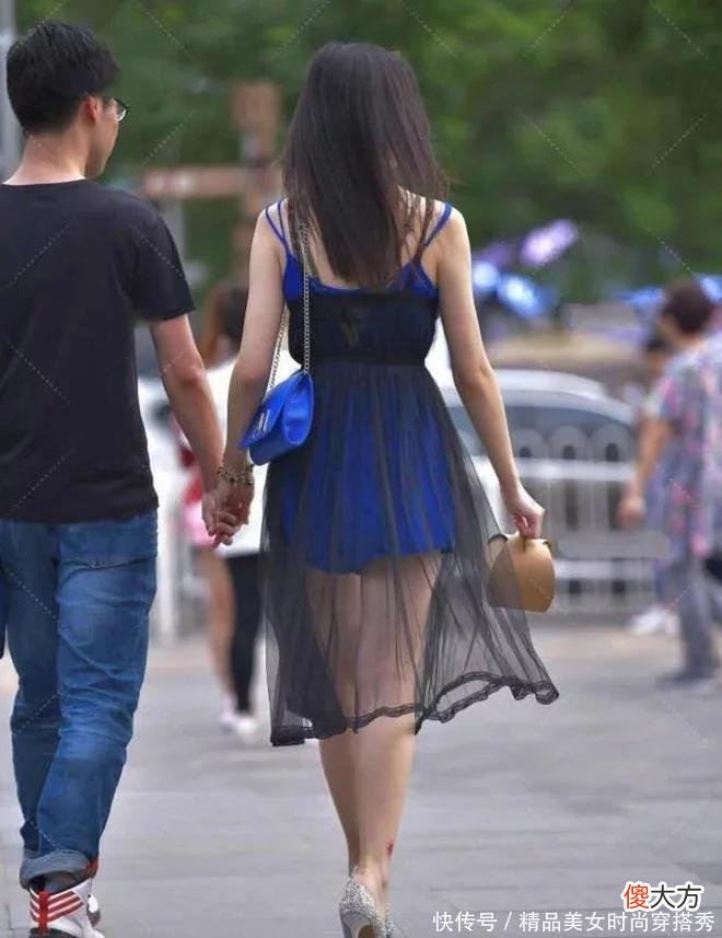 【就爱时尚】时尚女生真会穿，连衣短裤外搭黑色纱裙，轻盈舒适又雅致