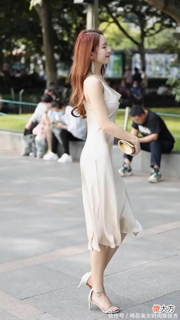 【就爱时尚】少女风格的连衣裙很常见，偶遇真丝款式的，也是优雅气场十足