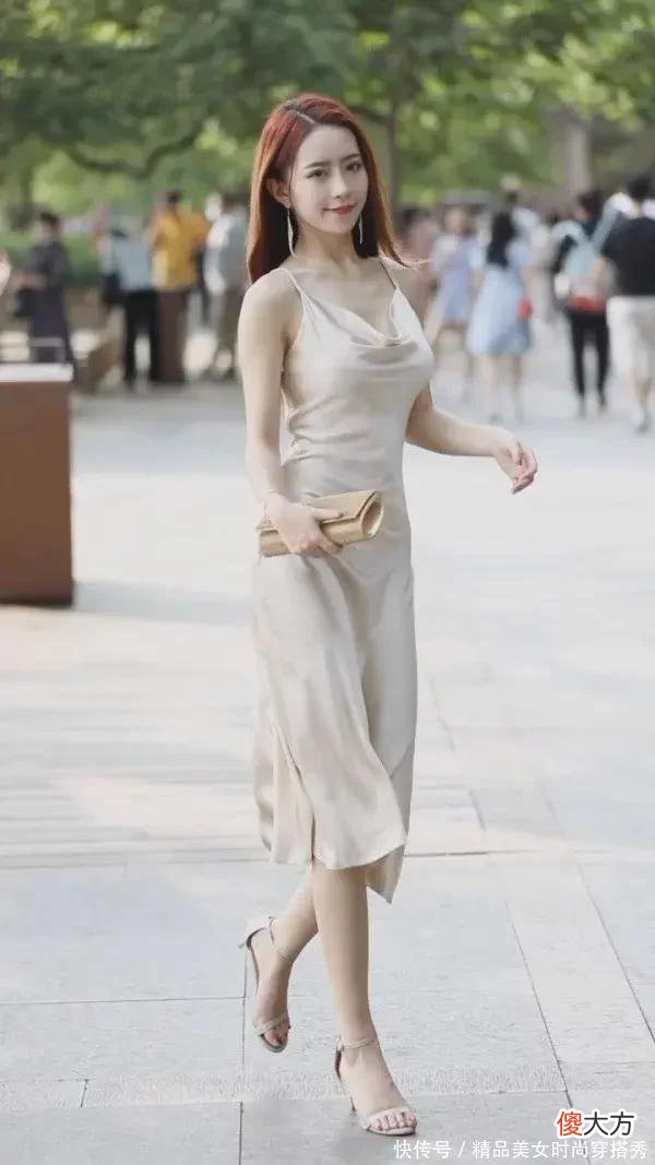 【就爱时尚】少女风格的连衣裙很常见，偶遇真丝款式的，也是优雅气场十足