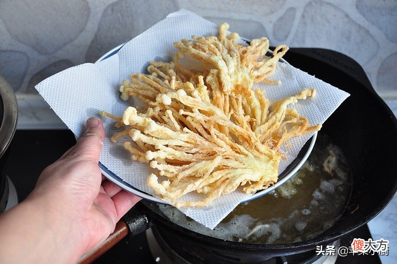 放多久都不会变软的炸金针菇 金针菇炸出来是软的