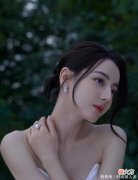 【时尚一点】热巴今年的top1造型！穿礼服戴珍珠，拿下顶奢珠宝代言后太开挂