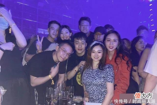 【时尚一点】何超欣庆生真高调！穿吊带裙美成偶像剧女主，露出底裤丝毫不尴尬
