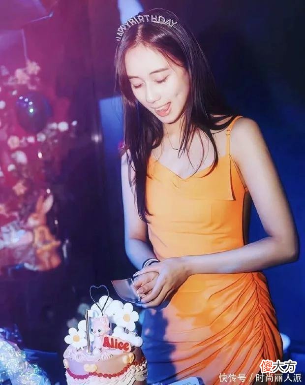 【时尚一点】何超欣庆生真高调！穿吊带裙美成偶像剧女主，露出底裤丝毫不尴尬
