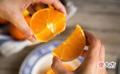 吃剩下的橘子皮留着别扔 橘子皮不要扔,留着泡水喝