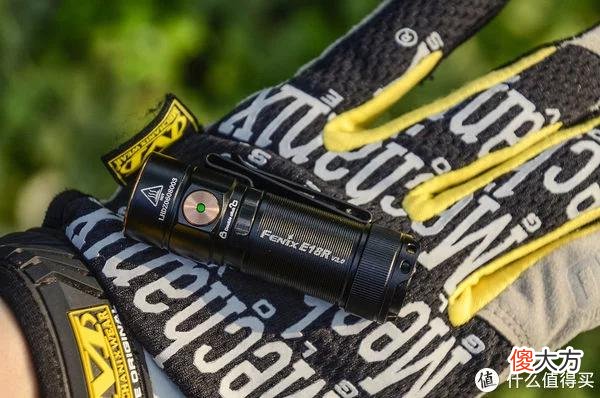 【就爱时尚】拇指大小的手电，随身的日月光芒：FENIX E18R V2.0