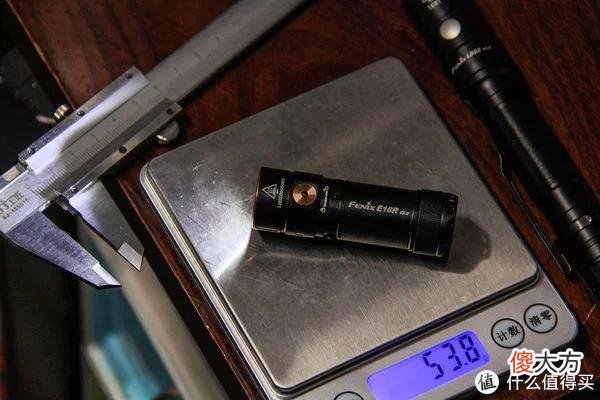 【就爱时尚】拇指大小的手电，随身的日月光芒：FENIX E18R V2.0
