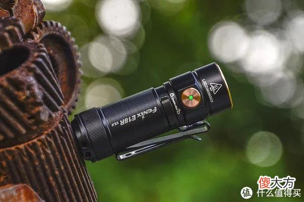 【就爱时尚】拇指大小的手电，随身的日月光芒：FENIX E18R V2.0