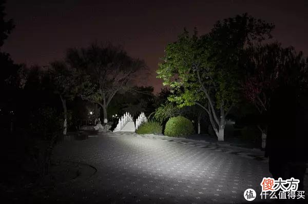 【就爱时尚】拇指大小的手电，随身的日月光芒：FENIX E18R V2.0