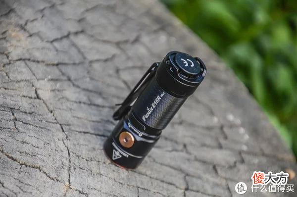 【就爱时尚】拇指大小的手电，随身的日月光芒：FENIX E18R V2.0