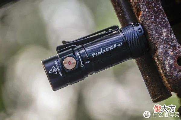 【就爱时尚】拇指大小的手电，随身的日月光芒：FENIX E18R V2.0