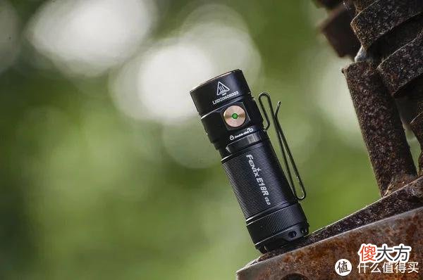 【就爱时尚】拇指大小的手电，随身的日月光芒：FENIX E18R V2.0