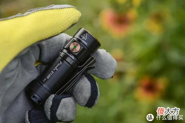 【就爱时尚】拇指大小的手电，随身的日月光芒：FENIX E18R V2.0