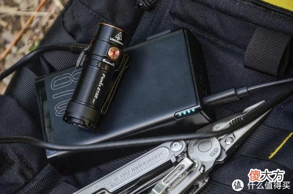 【就爱时尚】拇指大小的手电，随身的日月光芒：FENIX E18R V2.0