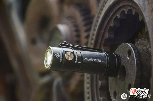 【就爱时尚】拇指大小的手电，随身的日月光芒：FENIX E18R V2.0