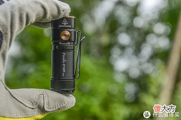 【就爱时尚】拇指大小的手电，随身的日月光芒：FENIX E18R V2.0