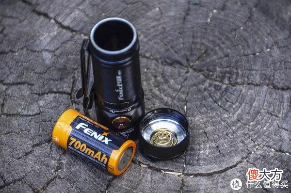 【就爱时尚】拇指大小的手电，随身的日月光芒：FENIX E18R V2.0