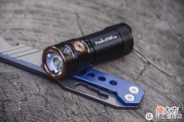 【就爱时尚】拇指大小的手电，随身的日月光芒：FENIX E18R V2.0