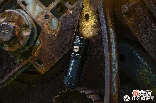 【就爱时尚】拇指大小的手电，随身的日月光芒：FENIX E18R V2.0