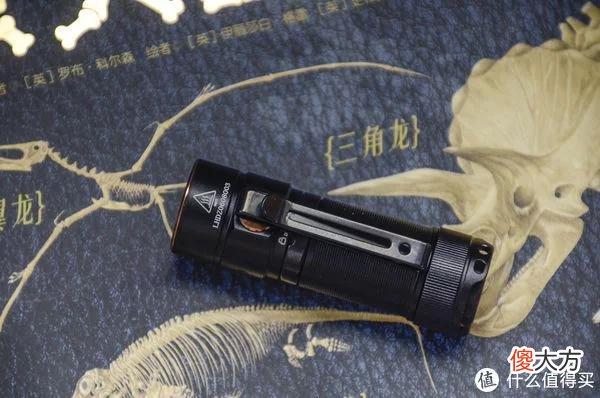 【就爱时尚】拇指大小的手电，随身的日月光芒：FENIX E18R V2.0