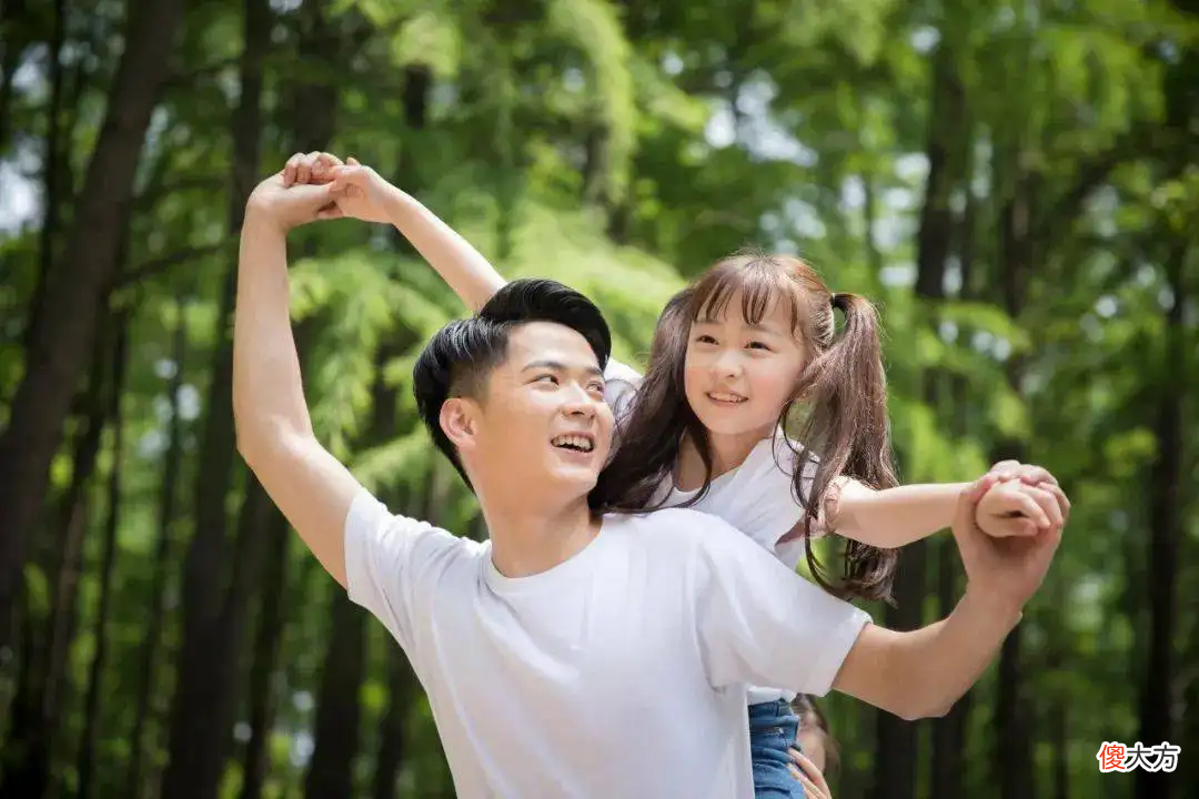 女儿爱黏着爸爸，有些情况宝妈需警惕，并非父女感情好那么简单