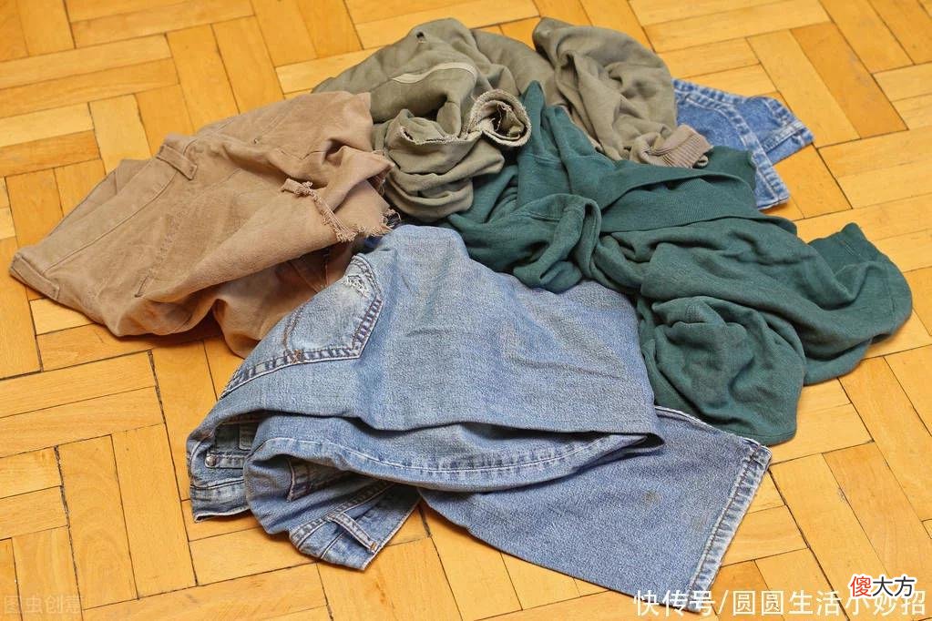 【时尚一点】地摊上20元一件的衣服从哪来?现在知道还不迟,尽早告诉家里人