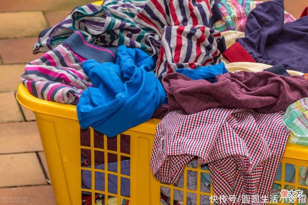 【时尚一点】地摊上20元一件的衣服从哪来?现在知道还不迟,尽早告诉家里人