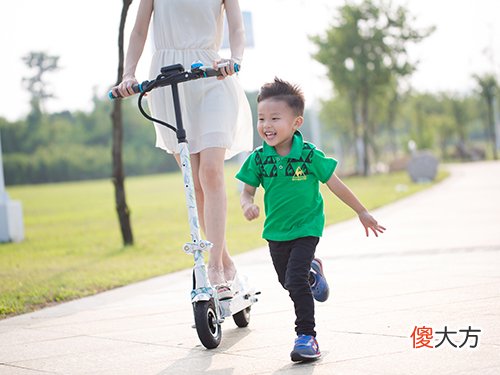 为什么大街上玩滑板车的孩子越来越多，这三点好处，别的玩具没有