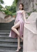 【时尚一点】想展现高贵典雅的气质，你只需要一件薰衣紫的丝质吊带长裙就够了